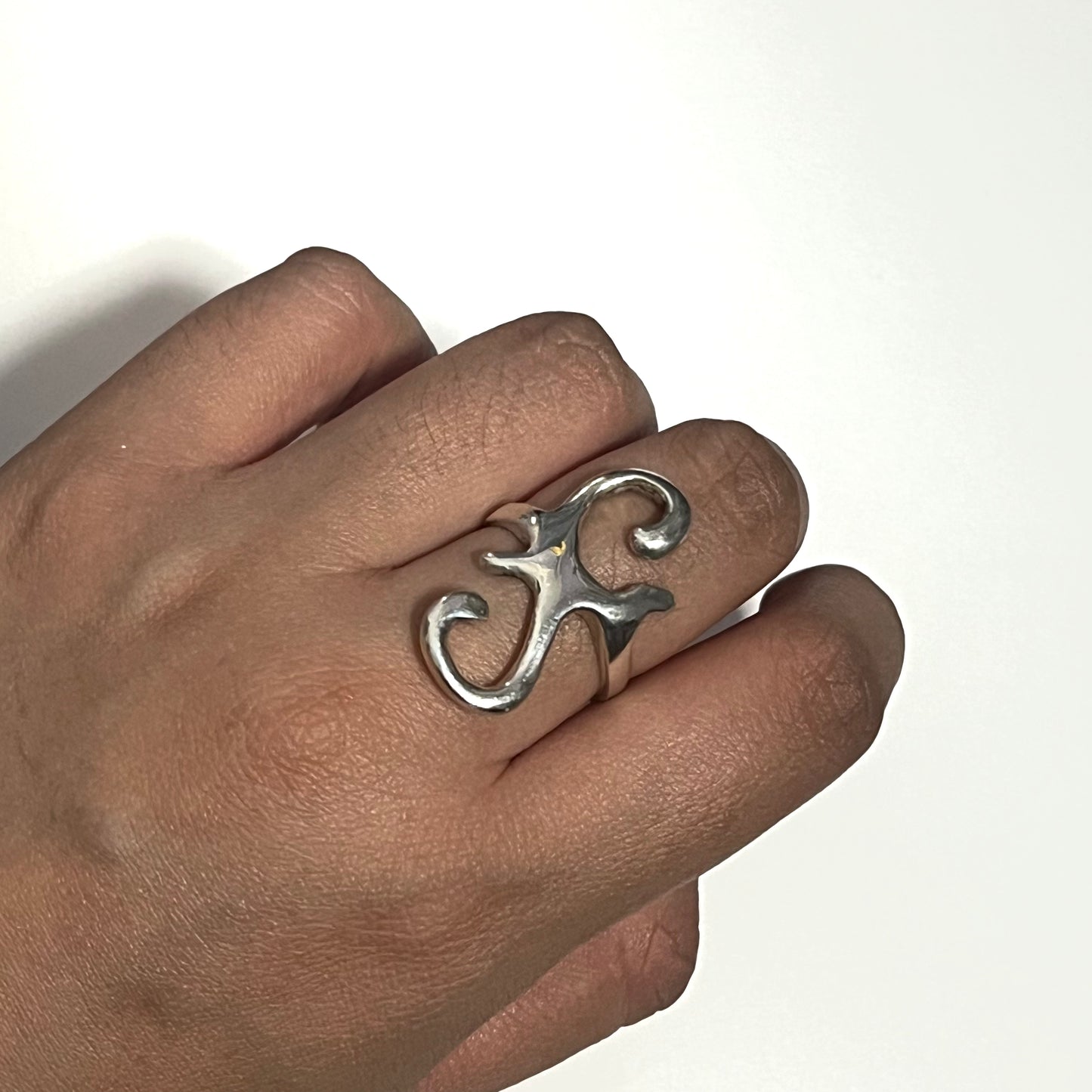 ROSEBLUEGEM- OATH RING ON FINGER