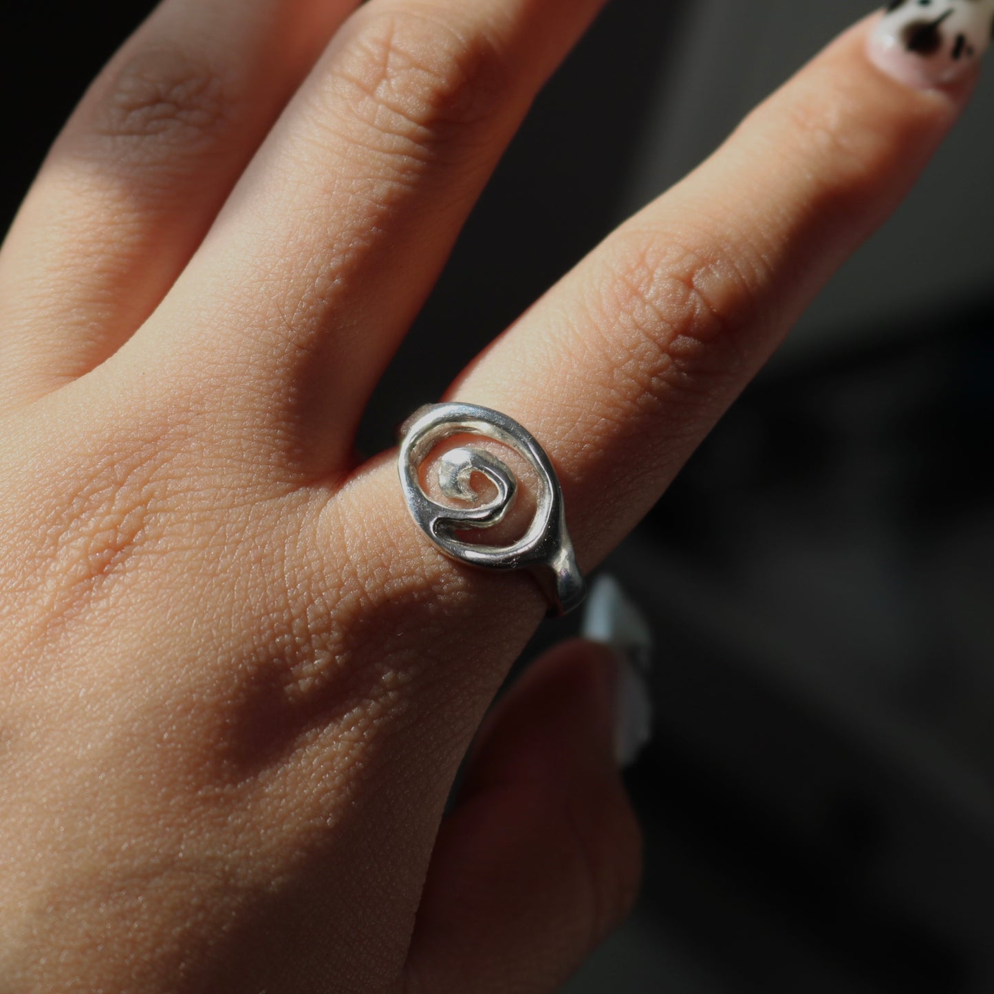 ROSEBLUEGEM- Spiral Ring Finger Try on In Natural Lighting 